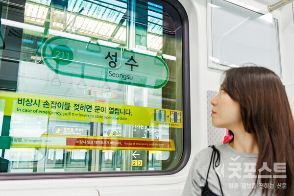  서울시, 역명 표지 부착·구형 전동차(2·4호선) 행선안내기 개선 완료…내리는 역 놓칠까 걱정마세요! Illustration 